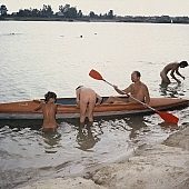 nudista, nudista, evezs, naturista strand, naturista csald, csnak, csnakzs, nudista n, napfny, naturista, naturista lny, homokos tengerpart, csald, jtk, feldls, vz, vizben, fiatal, napozs, nevet, naturista n, homok, boldog, vidm, nap, relaxls, termszet, nyr, nnepek, egszsg, barnuls, termszetkzeli, strand, vzpart, t, tpart, naturista terlet, Kryspinow, 1989, CD 0061