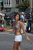 ING Bay to breakers, 2007, San Francisco, ING, every year, above age limit, naturists, naturist participiant, running, special feeling, Heilberg, nude runner, pretty, blue paint, painted breast, blue breast, half nude, brown girl, CD 0071