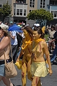 San Francisco, ING Bay to breakers, naturists, yellow painting, body painting, running, naturist participiant, naturist group, naturist programme, women, gents, men, naked, stripped, programme, every year, above age limit, special feeling, nude runner, chirpy, to splurge, ING, Heilberg, unswagged, runner, mixed clothes, combined dress, half nude, girlfriend, CD 0071