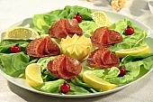 salami, food, eatable, edible, delicious, meal, breakfast, lunch, dinner, flower, leaf, green, ham, leg of pork, cold collation, cold meat, cold buffet, serv, serving, victuals, comestible, edibles, smoked, smoke-dried, meat, bacon, salad, vegetable, vegetarian, healthy, healthy lifestyle, vitamins, tomato, plate, olive, picker, reel, roll, roller, furl, onion, paprika, lemon, cover, spread, table cloth, blossom, bloom, Kiss Lszl, Lszl Kiss