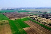 air, aerial, airphotograph, E75, E5, Szeged, town, city, plan, of the air, cornfield, grain, cereal, wheat-things, plow, field, table, parcel, soil, ground, corn, corn circle, green, nature, cultivation, grower, producer, agriculture, agricultural land, blue sky, blue, sky, brown, highway, road, cars, Kiss Lszl, Lszl Kiss