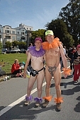 naturist couple, costume, fancy dress, naturist participiant, confluence, naturist group, naturist programme, women, gents, men, naked, stripped, programme, ING Bay to breakers, 2007, San Francisco, every year, above age limit, naturists, body painting, running, special feeling, Heilberg, nude runner, hello, backpack, knapsack, rucksack, nude man, unswagged pair, strange pair, pair, muscular, handsome man, sunglasses, little black dress, CD 0071