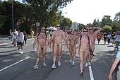 naturist friends, sport, motion, have naked legs, running match, naturist participiant, nudist group, covenant, group, ING Bay to breakers, San Francisco, naturists, naturist group, naturist programme, nudist runner, women, gents, men, naked, stripped, programme, every year, above age limit, body painting, running, walking, special feeling, Heilberg, nude runner, chirpy, nude people, CD 0073