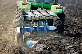 tractor, combine harvester, arable, clod, earth, field, ploughland, tillage, plow, harvest, harvester, soil, ground, nuggets, agriculture, agricultural land, grower, producer, plough, tire, tyre, peasant, cultivation, close-up, Kiss Lszl, Lszl Kiss