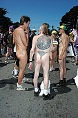 naturist participiant, confluence, naturist group, naturist programme, women, gents, men, naked, stripped, programme, ING Bay to breakers, 2007, San Francisco, every year, above age limit, naturists, body painting, running, special feeling, Gviulan, nude runner, hello, backpack, knapsack, rucksack, nude man, unswagged pair, strange pair, pair, muscular, handsome man, sunglasses, little black dress, CD 0072