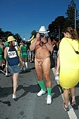 running, naturist participiant, naturist group, photo, foto, taking photographs, photographer, afterimage, event, naturist programme, women, gents, men, naked, stripped, chirpy, programme, San Francisco, ING Bay to breakers, every year, above age limit, naturists, special feeling, Gviulan, nude runner, nude man, have legs, man, CD 0072