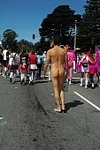 running, naturist participiant, naturist group, naturist programme, women, gents, men, barefoot, naked, stripped, chirpy, programme, San Francisco, ING Bay to breakers, every year, above age limit, naturists, special feeling, Gviulan, nude runner, nude man, have legs, man, CD 0072