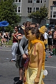 San Francisco, ING Bay to breakers, naturists, yellow painting, body painting, running, naturist participiant, naturist group, naturist programme, women, gents, men, naked, stripped, programme, every year, above age limit, special feeling, nude runner, chirpy, to splurge, ING, Heilberg, unswagged, runner, mixed clothes, combined dress, half nude, CD 0071