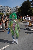 ING Bay to breakers, 2007, San Francisco, ING, every year, above age limit, naturists, naturist participiant, running, special feeling, Heilberg, nude runner, blue paint, painted body, butterfly, purple snake, green wig, nude man, body painting, extreme, green man, snake-head, blue butterfly, purple flower, blue bug, CD 0071