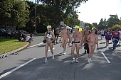 naturist friends, sport, motion, have naked legs, running match, naturist participiant, nudist group, covenant, group, ING Bay to breakers, San Francisco, naturists, naturist group, naturist programme, nudist runner, women, gents, men, naked, stripped, programme, every year, above age limit, body painting, running, walking, special feeling, Heilberg, nude runner, chirpy, nude people, CD 0073