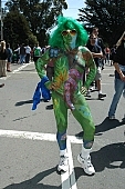 ING Bay to breakers, 2007, San Francisco, every year, above age limit, naturists, naturist participiant, body painting, running, special feeling, Gviulan, nude runner, hello, backpack, knapsack, rucksack, nude man, unswagged pair, strange pair, pair, muscular, handsome man, sunglasses, little black dress, CD 0072