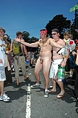 naturist participiant, ING Bay to breakers, 2007, San Francisco, every year, above age limit, naturists, body painting, running, special feeling, Gviulan, nude runner, hello, backpack, knapsack, rucksack, nude man, unswagged pair, strange pair, pair, muscular, handsome man, sunglasses, little black dress, CD 0072