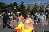 ING Bay to breakers, 2007, San Francisco, every year, above age limit, naturists, naturist participiant, running, special feeling, Heilberg, nude runner, nude woman, yellow, tire, tyre, duck, unswegged women, sunglasses, orange life saver, CD 0071
