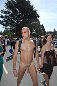 ING Bay to breakers, 2007, San Francisco, every year, above age limit, naturists, naturist participiant, running, special feeling, Heilberg, nude runner, hello, backpack, knapsack, rucksack, nude man, unswagged pair, strange pair, pair, muscular, handsome man, sunglasses, little black dress, CD 0071