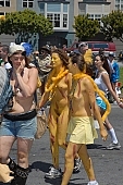 San Francisco, ING Bay to breakers, naturists, yellow painting, body painting, running, naturist participiant, naturist group, naturist programme, women, gents, men, naked, stripped, programme, every year, above age limit, special feeling, nude runner, chirpy, to splurge, ING, Heilberg, unswagged, runner, mixed clothes, combined dress, half nude, girlfriend, CD 0071