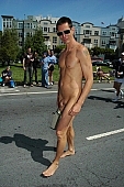running, nude man, naturist participiant, naturist group, naturist programme, women, gents, men, barefoot, naked, stripped, chirpy, programme, San Francisco, ING Bay to breakers, every year, above age limit, naturists, special feeling, Gviulan, nude runner, have legs, man, CD 0072