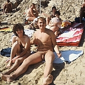 naturist family, naturist couple, fry, swelter, nudist women, sunlight, naturist, naturist girl, sands, family, recreation, young, sunbathing, laughing, laugh, dame, lady, naturist woman, sand, nudist, happy, sun, relaxation, repose, rest, disengagement, distraction, resource, way, countenance, look, nature, beach mattress, inflatable raft, summer, holidays, health, as brown as a berry, near nature, beach, waterfront, lake, lake side, field naturist, Polish, Poland, Kryspinow, 1989, CD 0061