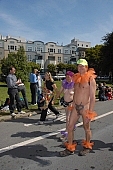 ING Bay to breakers, naturists, San Francisco, naturist participiant, naturist group, naturist programme, nudist runner, naturist photographer, women, gents, men, naked, stripped, programme, every year, above age limit, body painting, running, walking, special feeling, Heilberg, nude runner, chirpy, backpack, knapsack, rucksack, naked couple, CD 0071