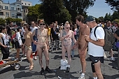 naturist participiant, confluence, naturist group, naturist programme, women, gents, men, naked, stripped, programme, ING Bay to breakers, 2007, San Francisco, every year, above age limit, naturists, body painting, running, special feeling, Heilberg, nude runner, hello, backpack, knapsack, rucksack, nude man, unswagged pair, strange pair, pair, muscular, handsome man, sunglasses, little black dress, CD 0071
