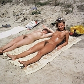 naturist family, sunbathing, nudist women, fry, swelter, sunlight, naturist, naturist girl, sands, recreation, young, laughing, laugh, dame, lady, naturist woman, sand, nudist, happy, sun, relaxation, repose, rest, disengagement, distraction, resource, way, countenance, look, nature, beach mattress, inflatable raft, summer, holidays, health, as brown as a berry, near nature, beach, waterfront, lake, lake side, field naturist, Polish, Poland, Kryspinow, CD 0062