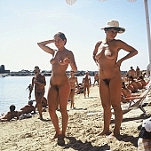 naturist family, nudist women, thirst, fry, swelter, sunlight, naturist, naturist girl, sands, recreation, young, sunbathing, laughing, laugh, dame, lady, naturist woman, sand, nudist, happy, sun, relaxation, repose, rest, disengagement, distraction, resource, way, countenance, look, nature, beach mattress, inflatable raft, summer, holidays, health, as brown as a berry, near nature, beach, waterfront, lake, lake side, field naturist, Polish, Poland, Kryspinow, CD 0062
